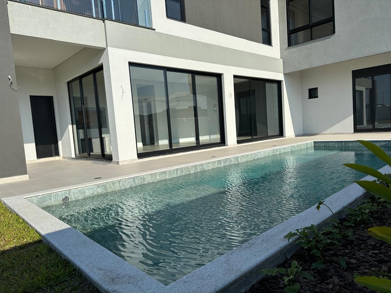 Casa de luxo em condomínio: 4 quartos, 4 suítes, 3 salas, 4 