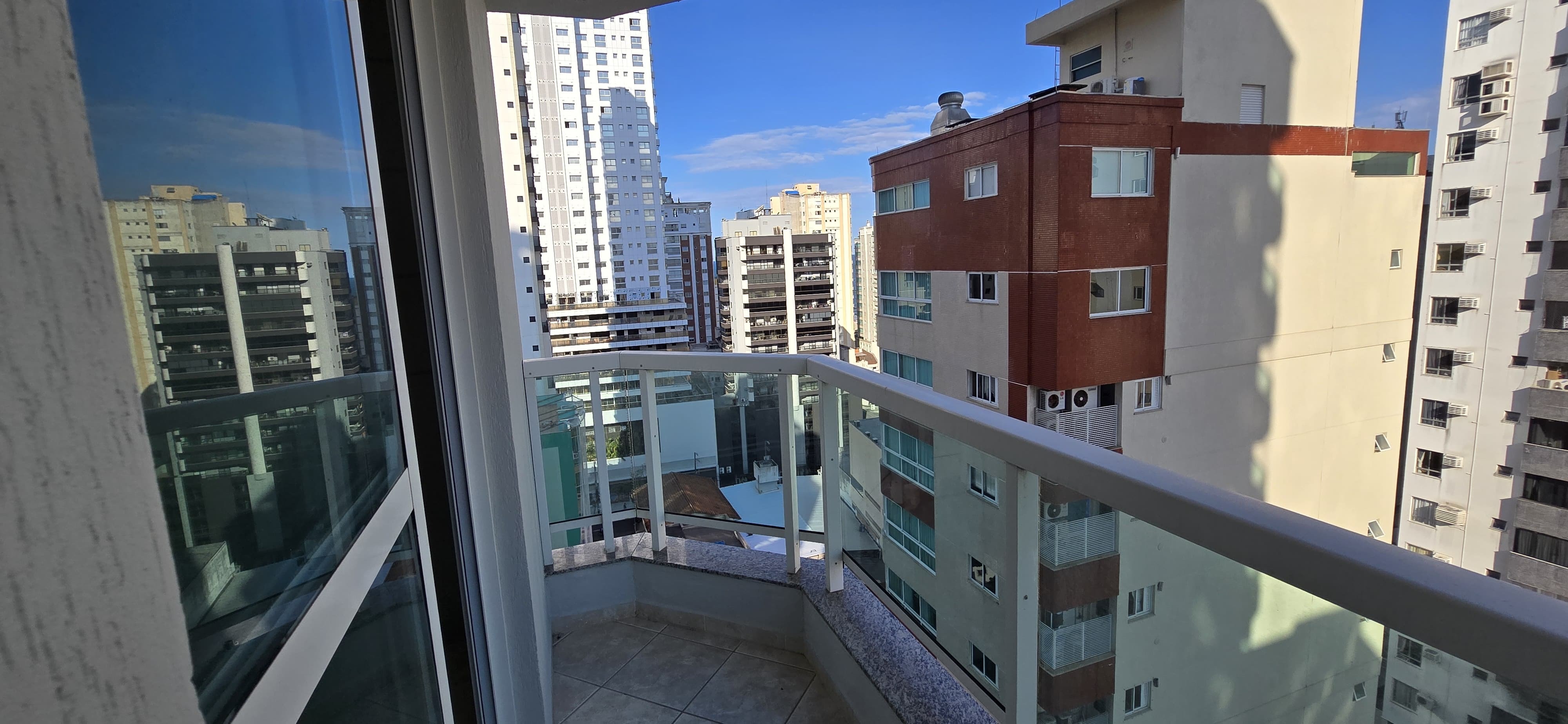 Imperdível! Apartamento à venda no Centro de Balneário Camboriú-SC com 3 quartos, 1 suíte, 2 salas, 2 vagas de garagem.