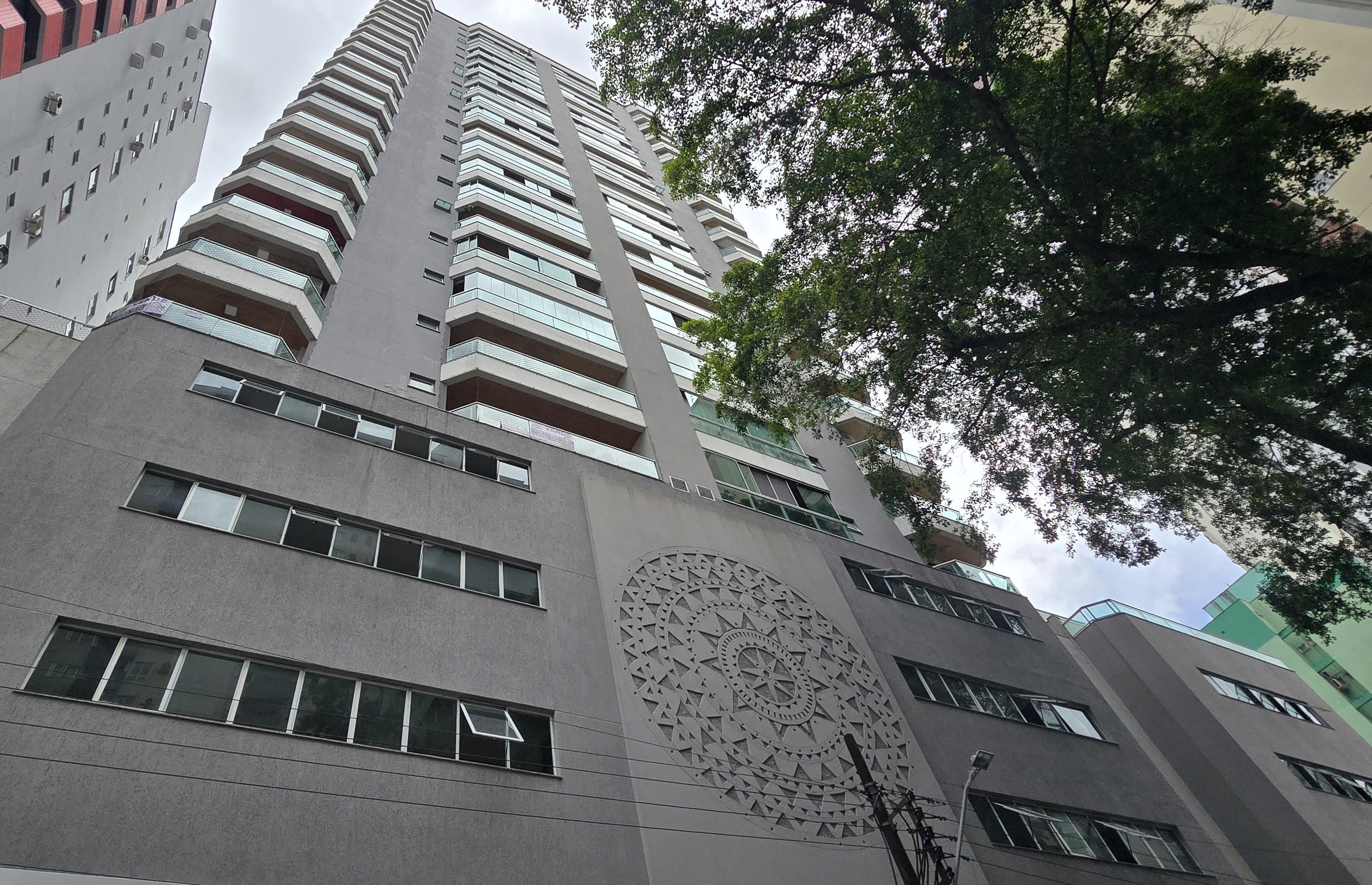Imperdível! Apartamento à venda no Centro de Balneário Camboriú-SC com 3 quartos, 1 suíte, 2 salas, 2 vagas de garagem.