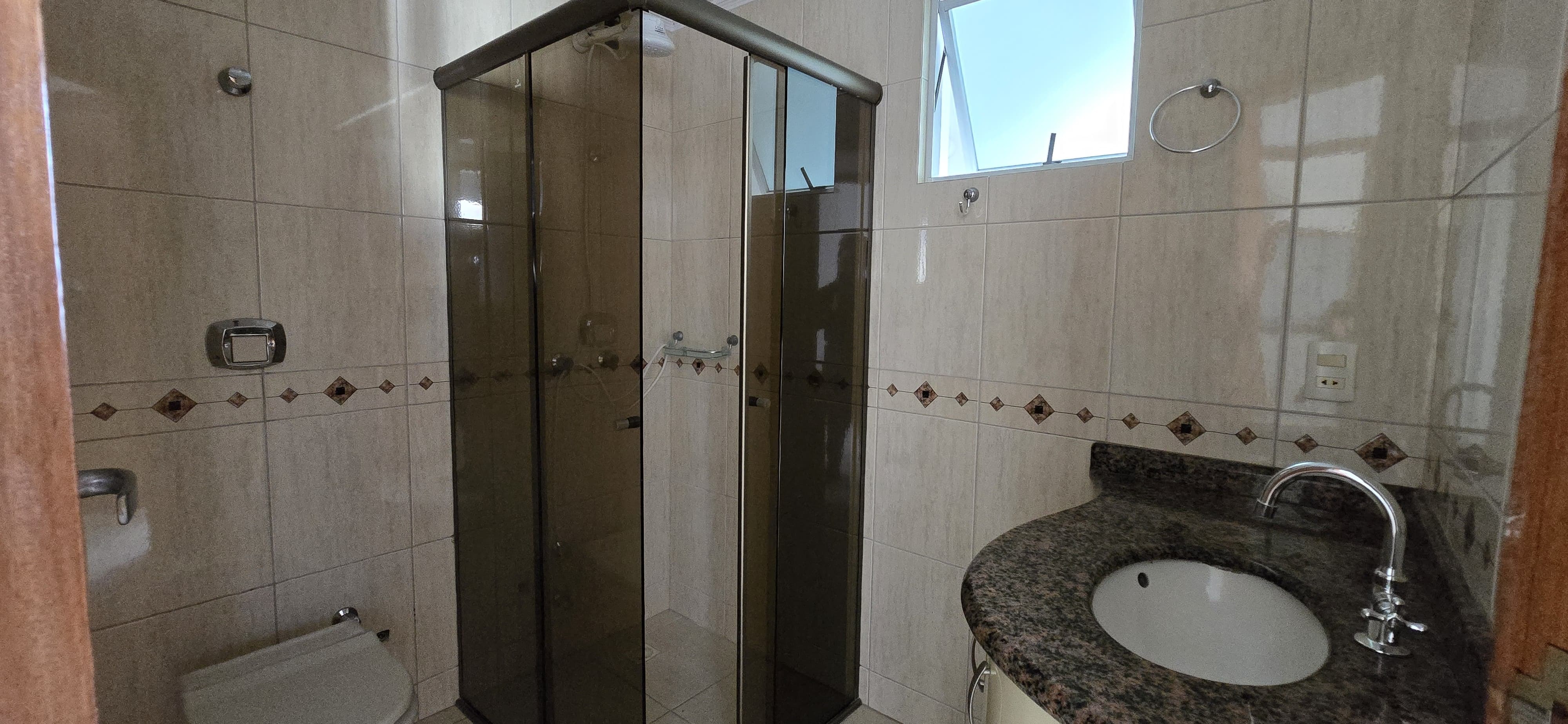 Imperdível! Apartamento à venda no Centro de Balneário Camboriú-SC com 3 quartos, 1 suíte, 2 salas, 2 vagas de garagem.