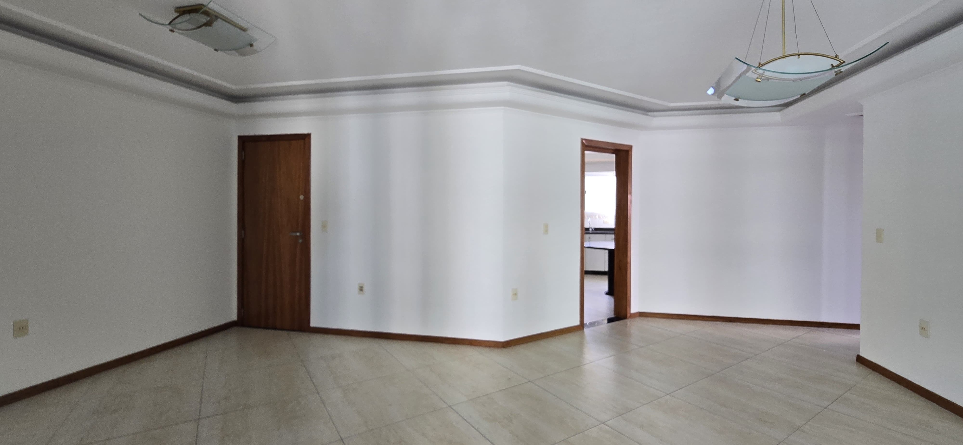Imperdível! Apartamento à venda no Centro de Balneário Camboriú-SC com 3 quartos, 1 suíte, 2 salas, 2 vagas de garagem.