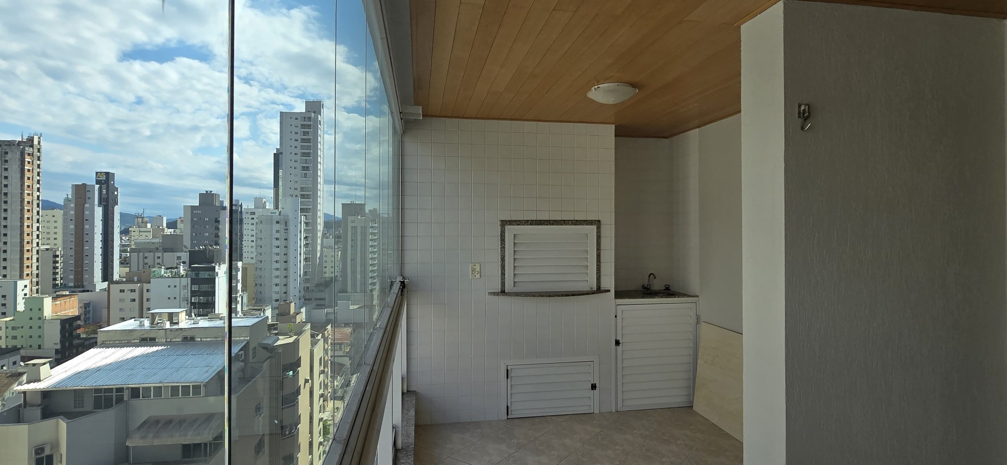 Imperdível! Apartamento à venda no Centro de Balneário Camboriú-SC com 3 quartos, 1 suíte, 2 salas, 2 vagas de garagem.