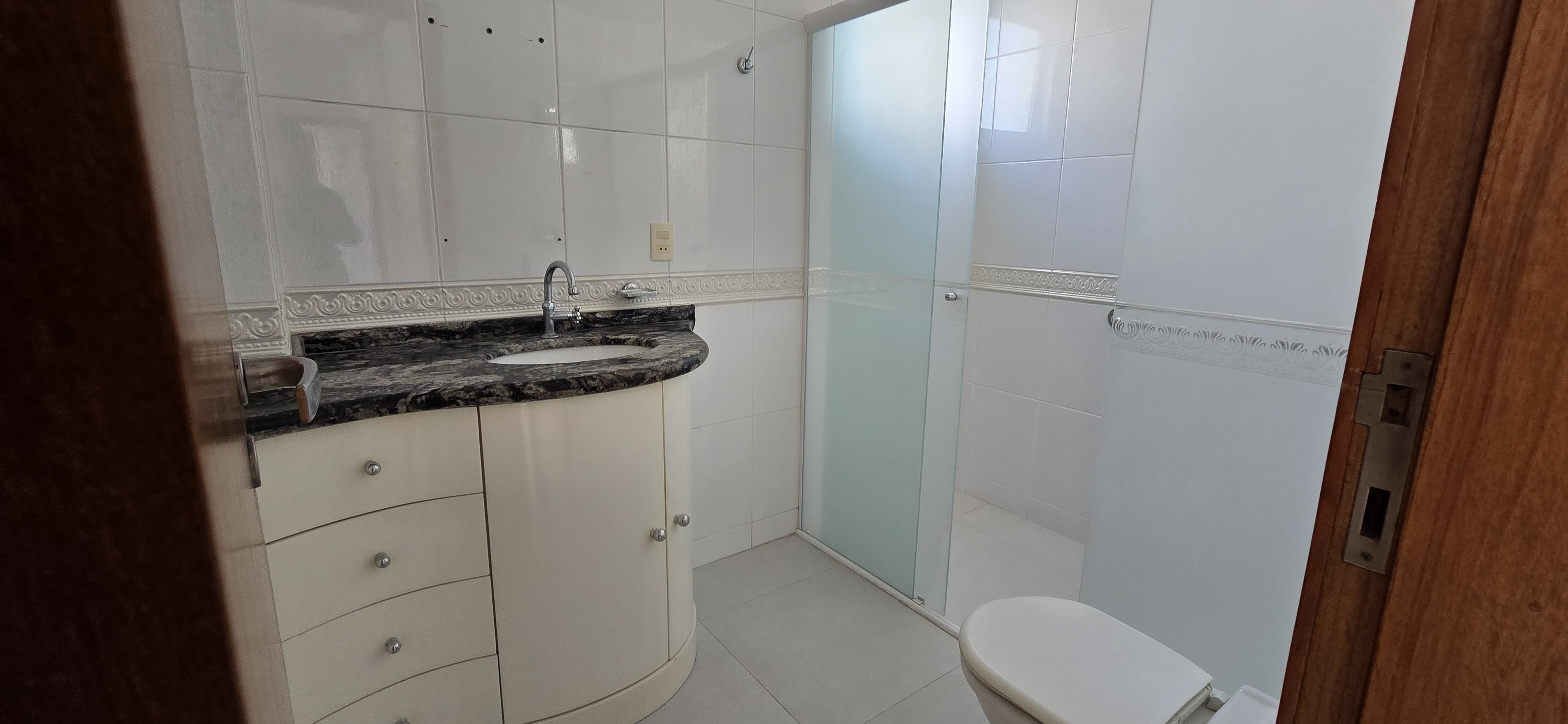 Imperdível! Apartamento à venda no Centro de Balneário Camboriú-SC com 3 quartos, 1 suíte, 2 salas, 2 vagas de garagem.