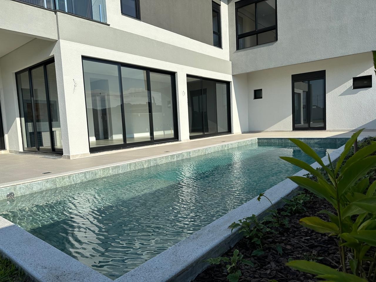 Casa de luxo em condomínio: 4 quartos, 4 suítes, 3 salas, 4 