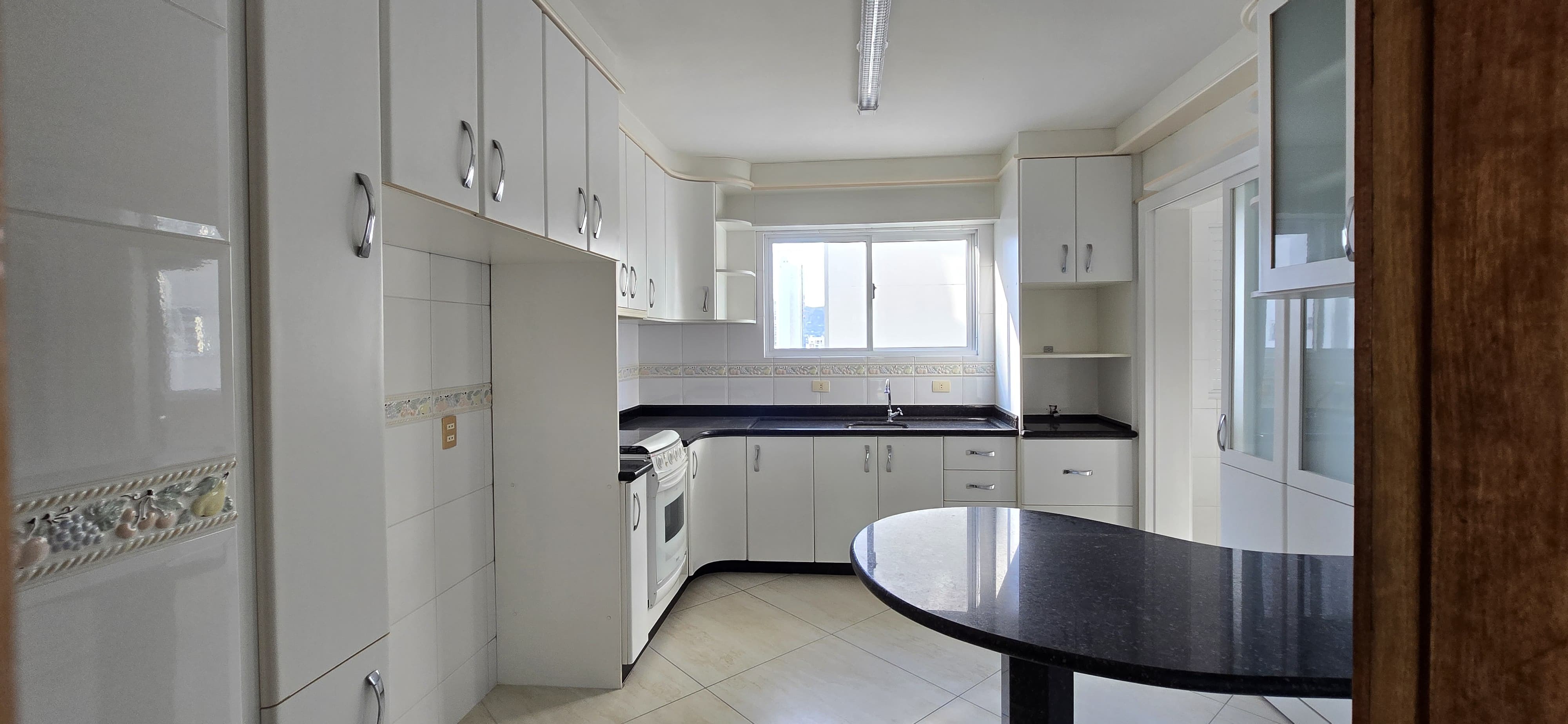 Imperdível! Apartamento à venda no Centro de Balneário Camboriú-SC com 3 quartos, 1 suíte, 2 salas, 2 vagas de garagem.