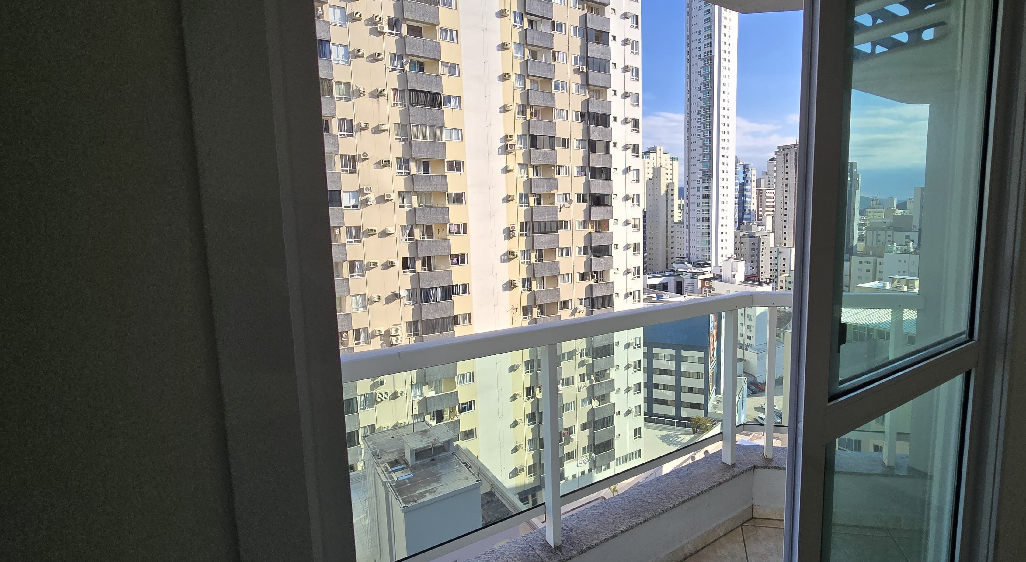 Imperdível! Apartamento à venda no Centro de Balneário Camboriú-SC com 3 quartos, 1 suíte, 2 salas, 2 vagas de garagem.