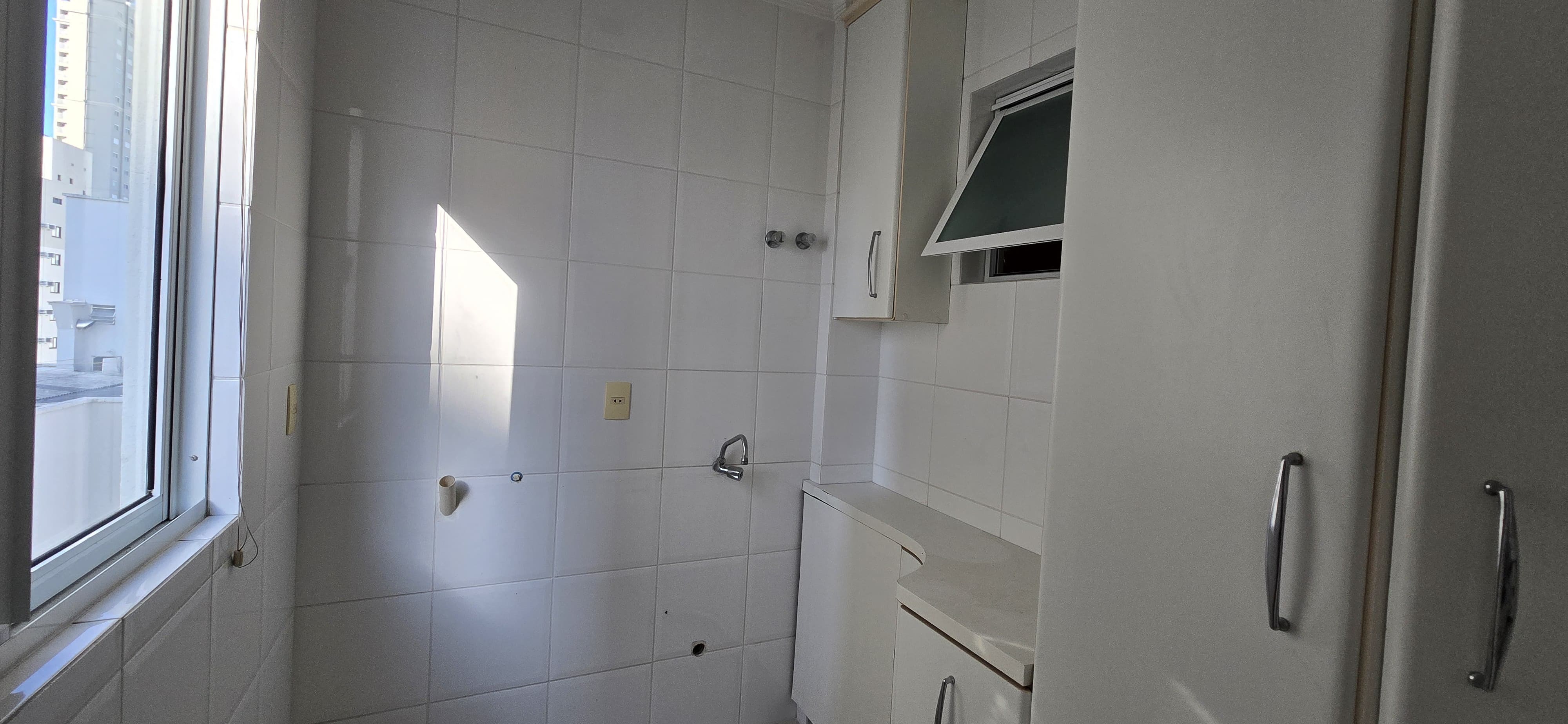 Imperdível! Apartamento à venda no Centro de Balneário Camboriú-SC com 3 quartos, 1 suíte, 2 salas, 2 vagas de garagem.