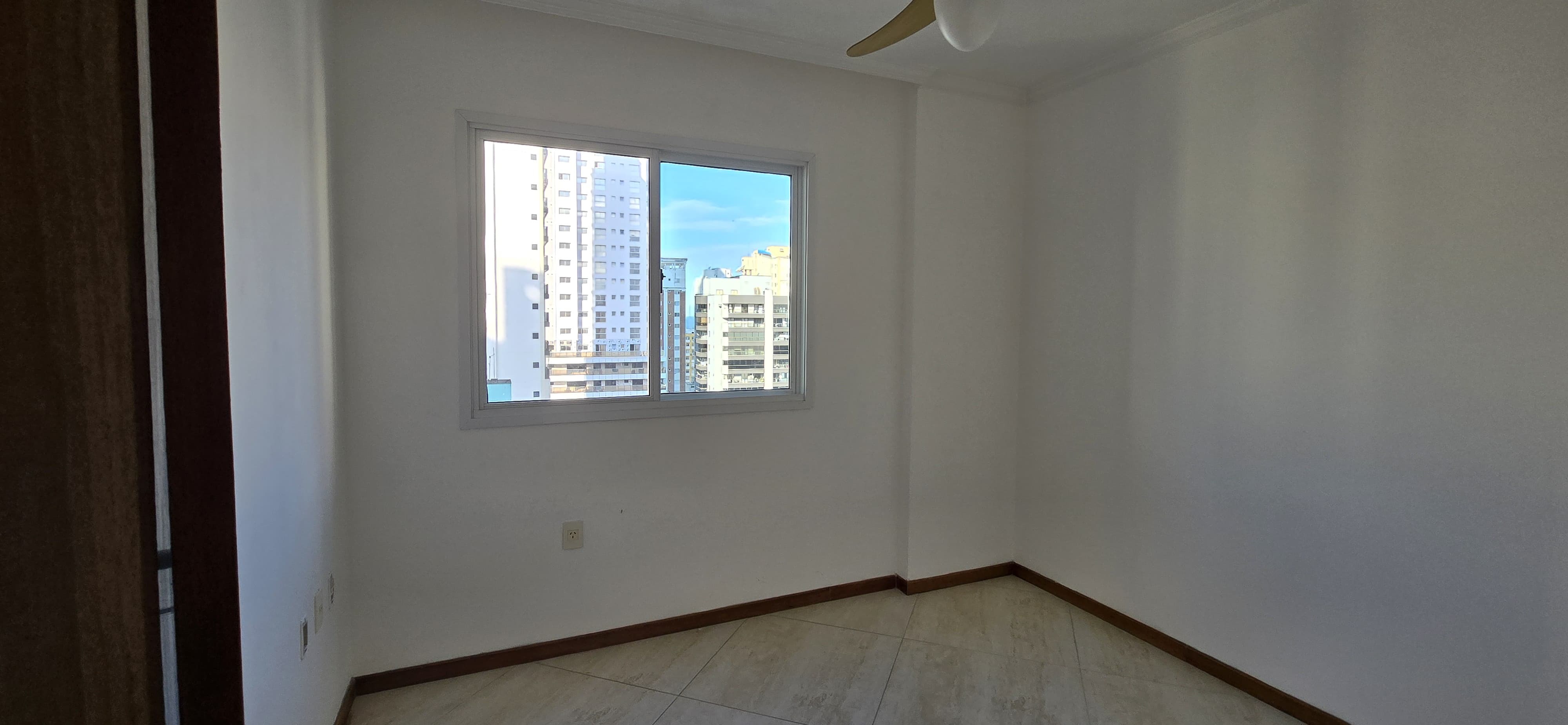 Imperdível! Apartamento à venda no Centro de Balneário Camboriú-SC com 3 quartos, 1 suíte, 2 salas, 2 vagas de garagem.