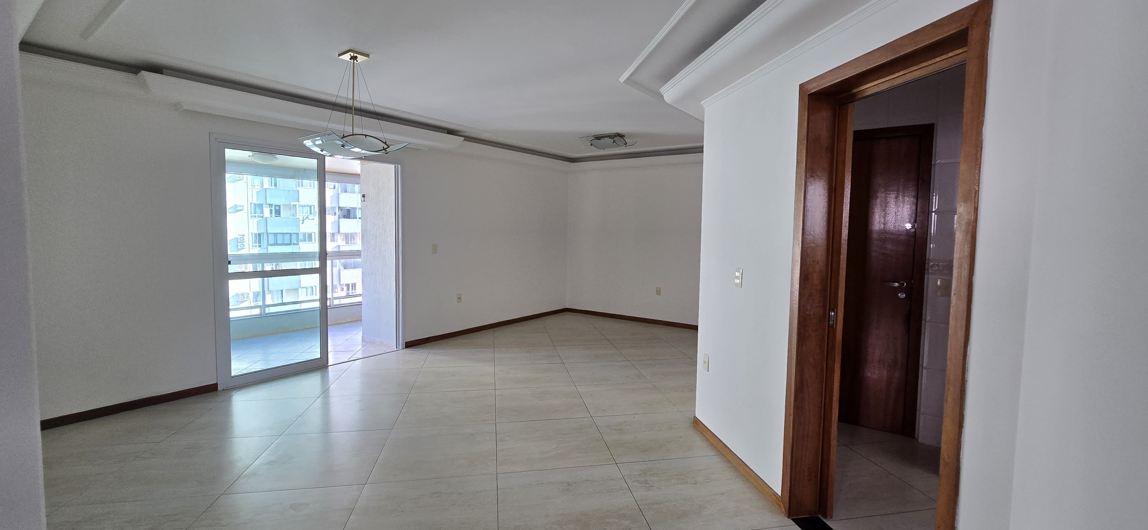 Imperdível! Apartamento à venda no Centro de Balneário Camboriú-SC com 3 quartos, 1 suíte, 2 salas, 2 vagas de garagem.