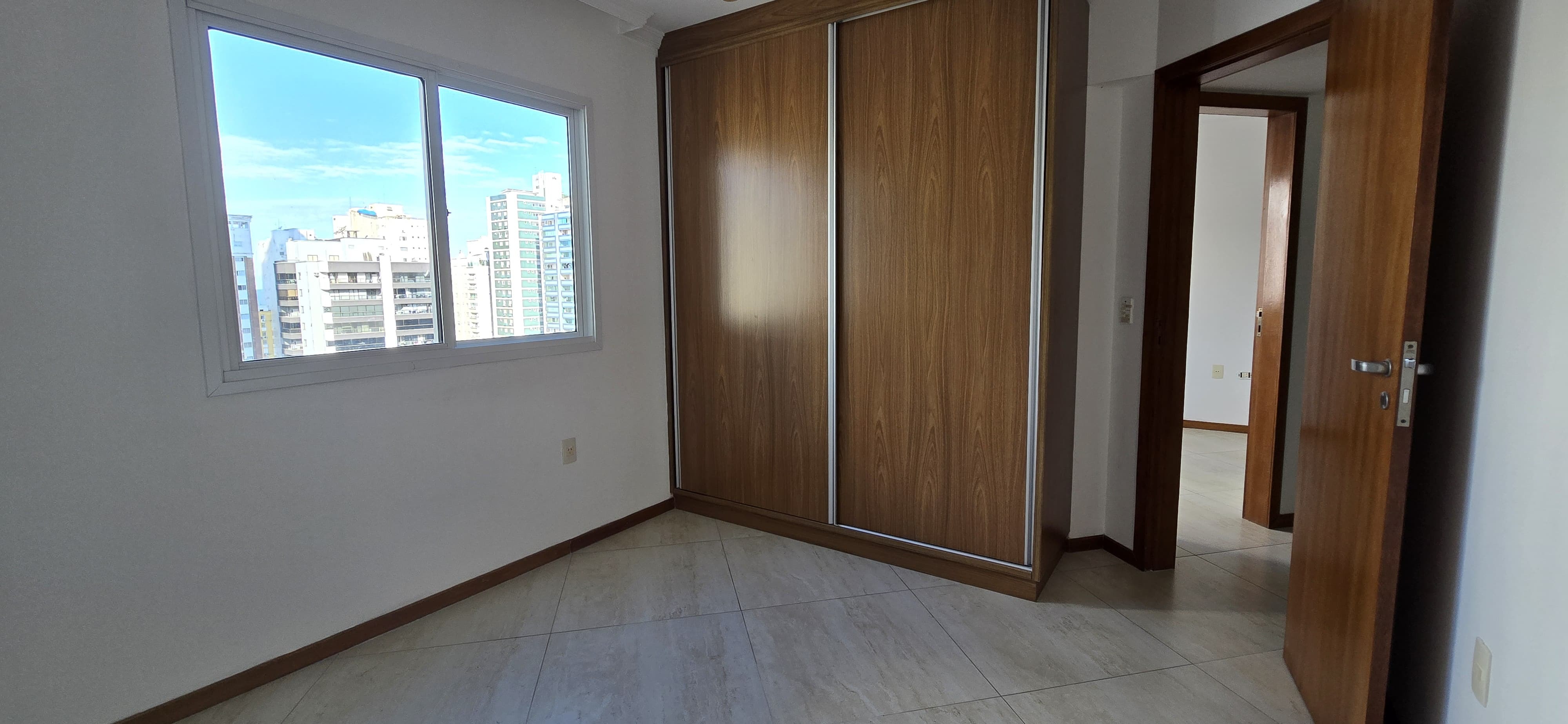 Imperdível! Apartamento à venda no Centro de Balneário Camboriú-SC com 3 quartos, 1 suíte, 2 salas, 2 vagas de garagem.