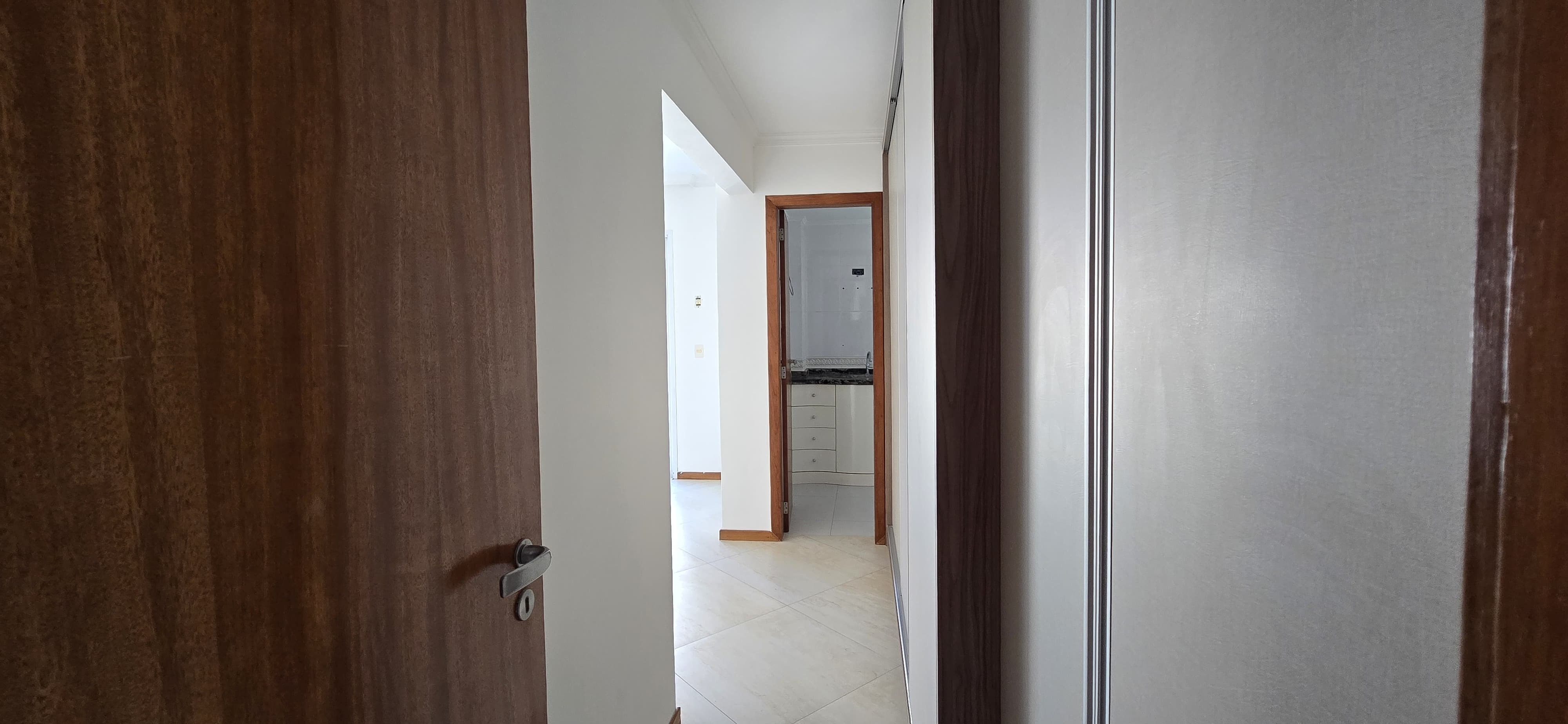 Imperdível! Apartamento à venda no Centro de Balneário Camboriú-SC com 3 quartos, 1 suíte, 2 salas, 2 vagas de garagem.