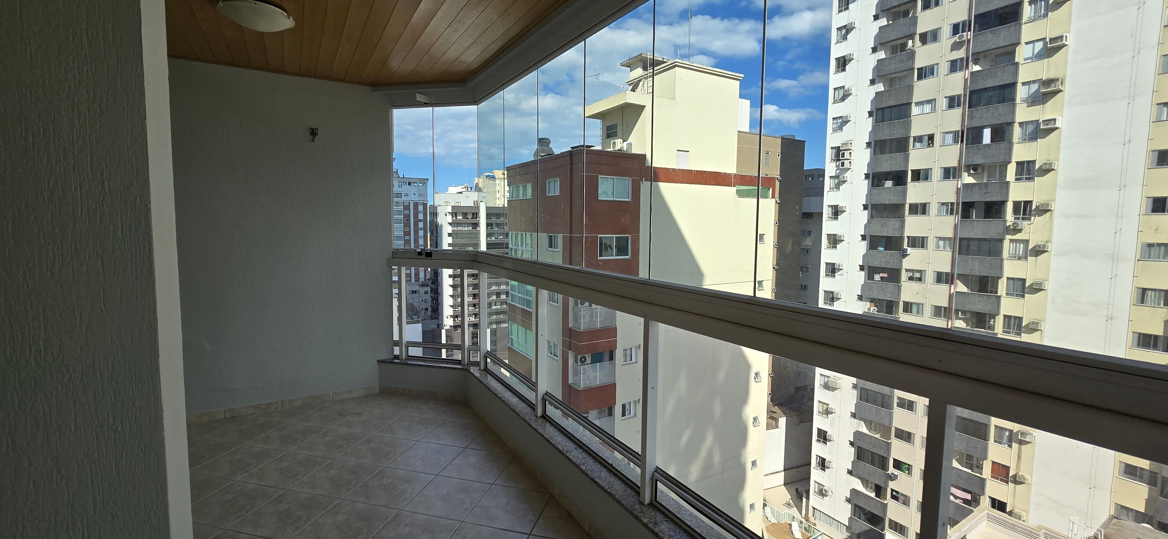 Imperdível! Apartamento à venda no Centro de Balneário Camboriú-SC com 3 quartos, 1 suíte, 2 salas, 2 vagas de garagem.