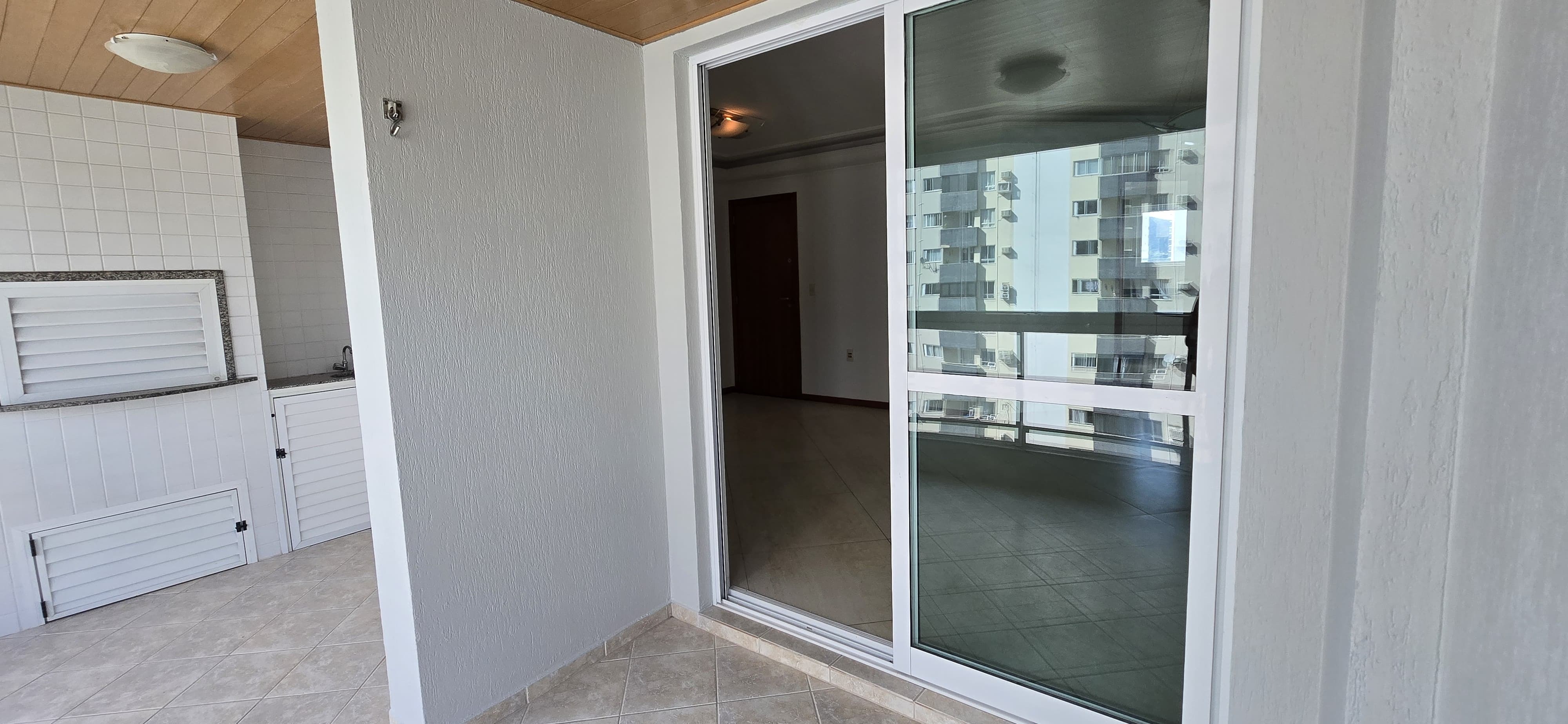 Imperdível! Apartamento à venda no Centro de Balneário Camboriú-SC com 3 quartos, 1 suíte, 2 salas, 2 vagas de garagem.