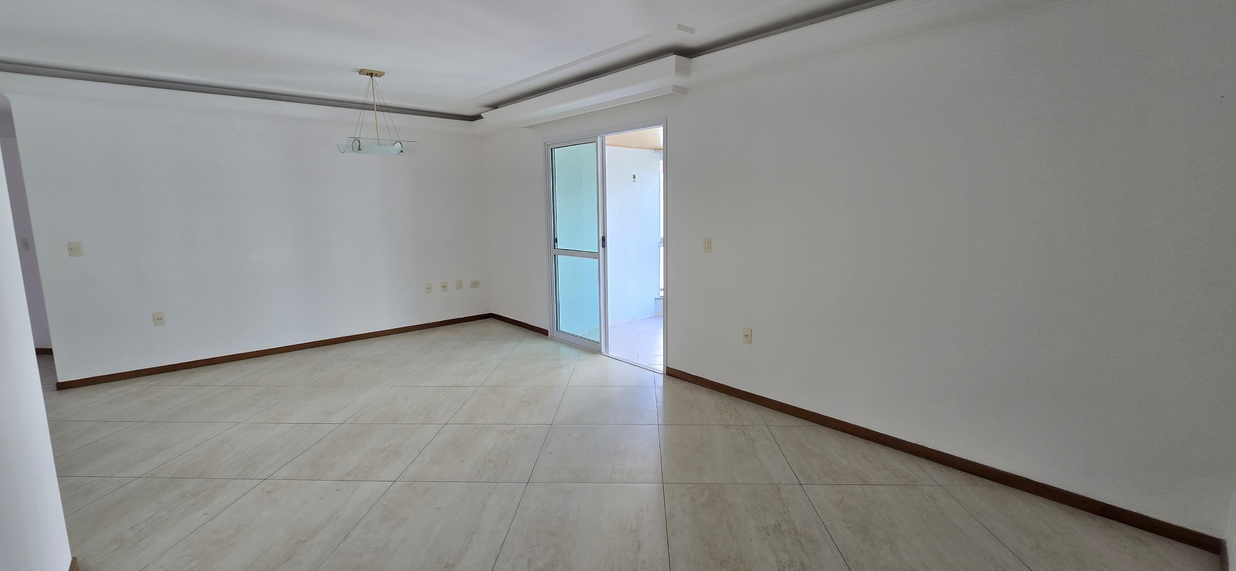 Imperdível! Apartamento à venda no Centro de Balneário Camboriú-SC com 3 quartos, 1 suíte, 2 salas, 2 vagas de garagem.