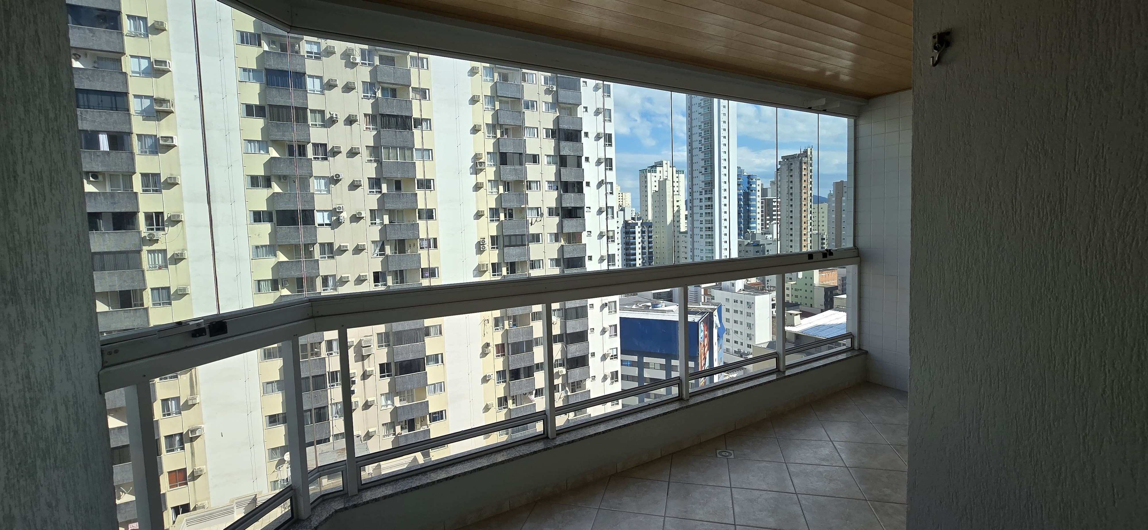 Imperdível! Apartamento à venda no Centro de Balneário Camboriú-SC com 3 quartos, 1 suíte, 2 salas, 2 vagas de garagem.