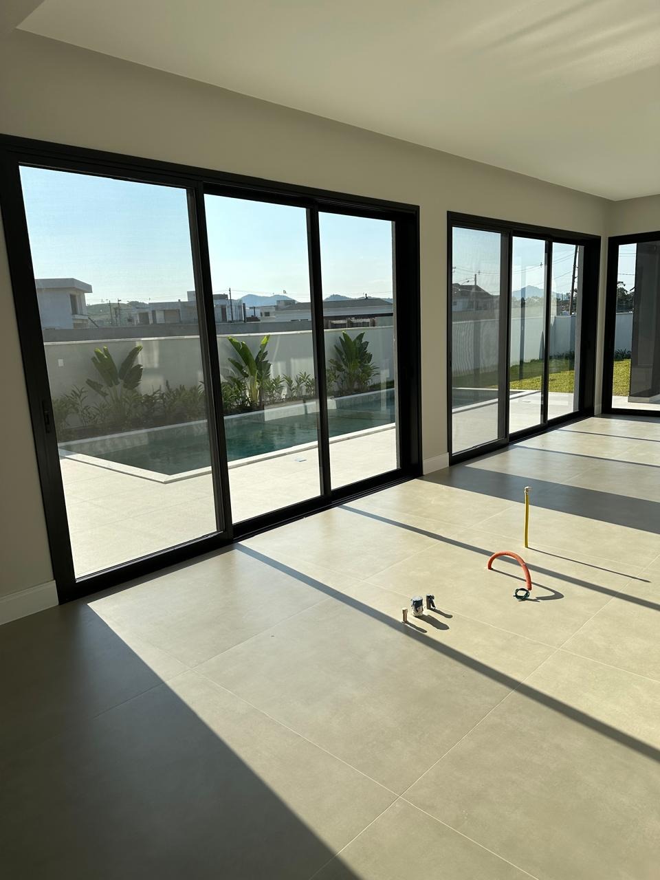 Casa de luxo em condomínio: 4 quartos, 4 suítes, 3 salas, 4 