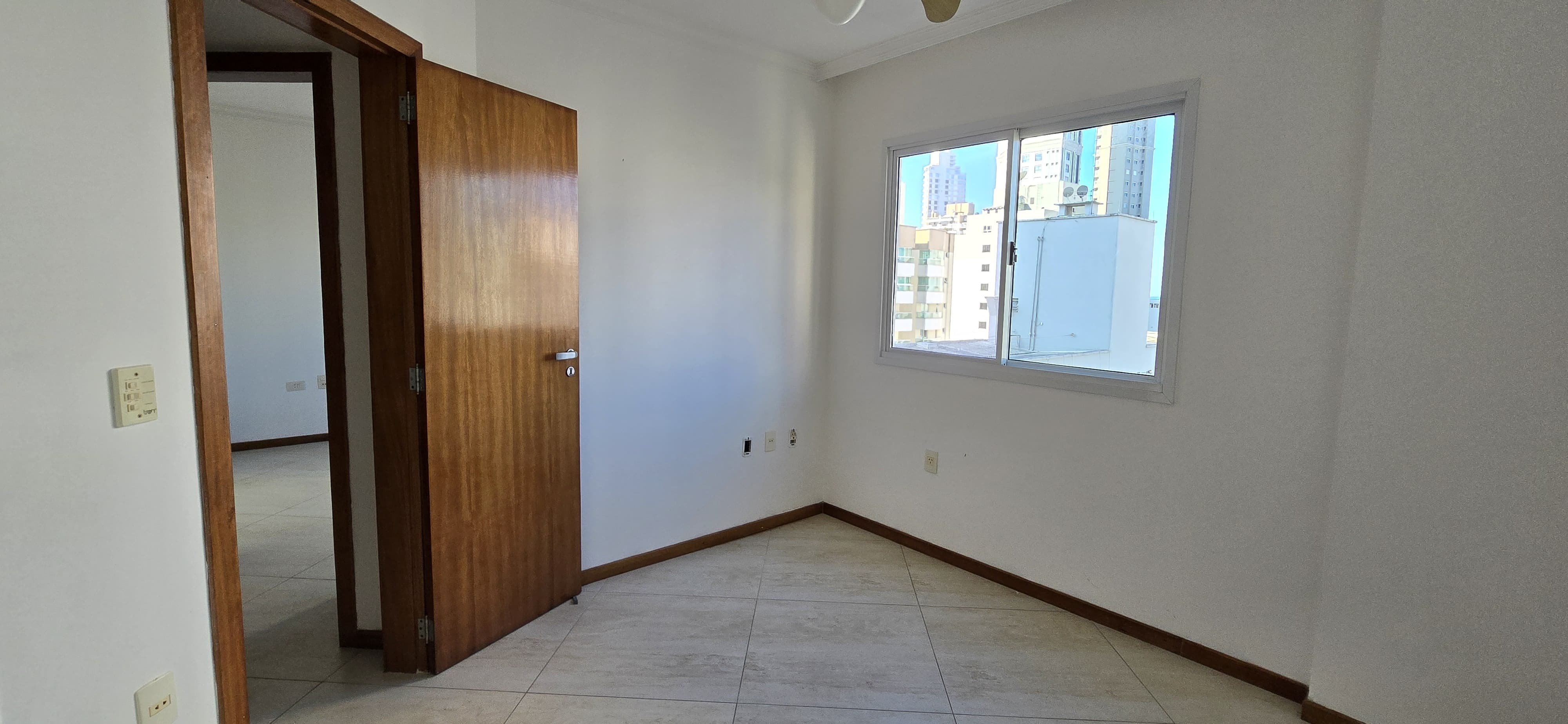 Imperdível! Apartamento à venda no Centro de Balneário Camboriú-SC com 3 quartos, 1 suíte, 2 salas, 2 vagas de garagem.