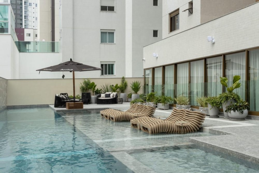 Imperdível Apartamento à Venda no Centro de Balneário Camboriú-SC: 4 Quartos, 4 Suítes, 2 Salas, 5 Banheiros e 138m² de Área.