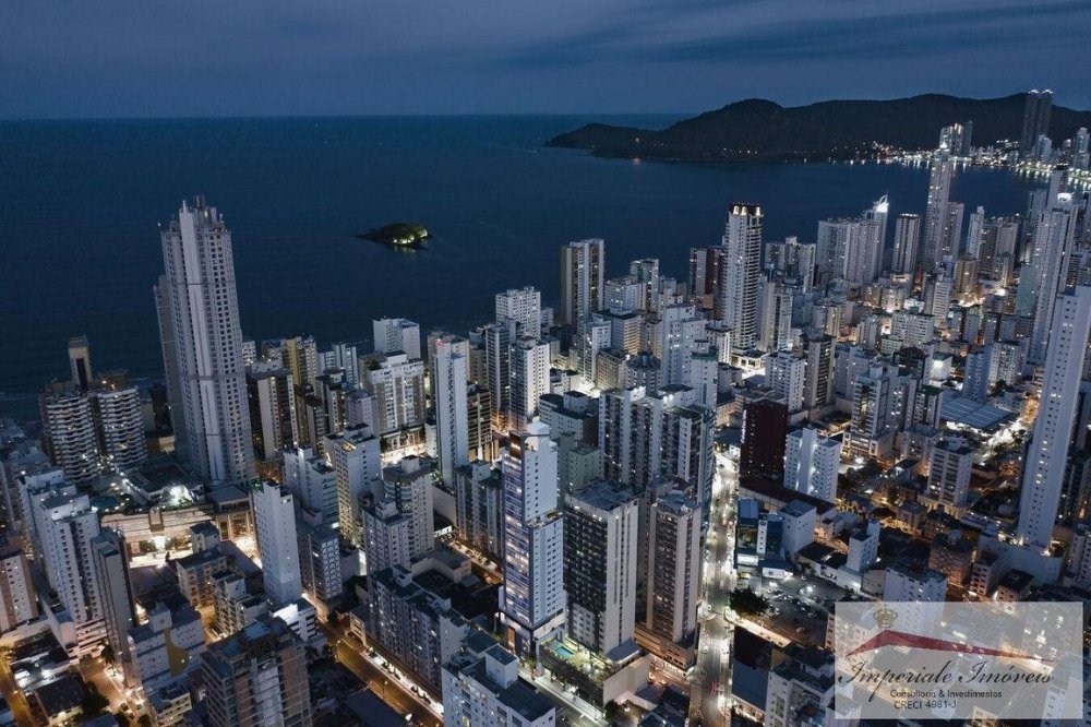 Apartamento de Luxo à venda no Centro de Balneário Camboriú-SC: 4 quartos, 4 suítes, 2 salas, 6 banheiros, 3 vagas, 143m².