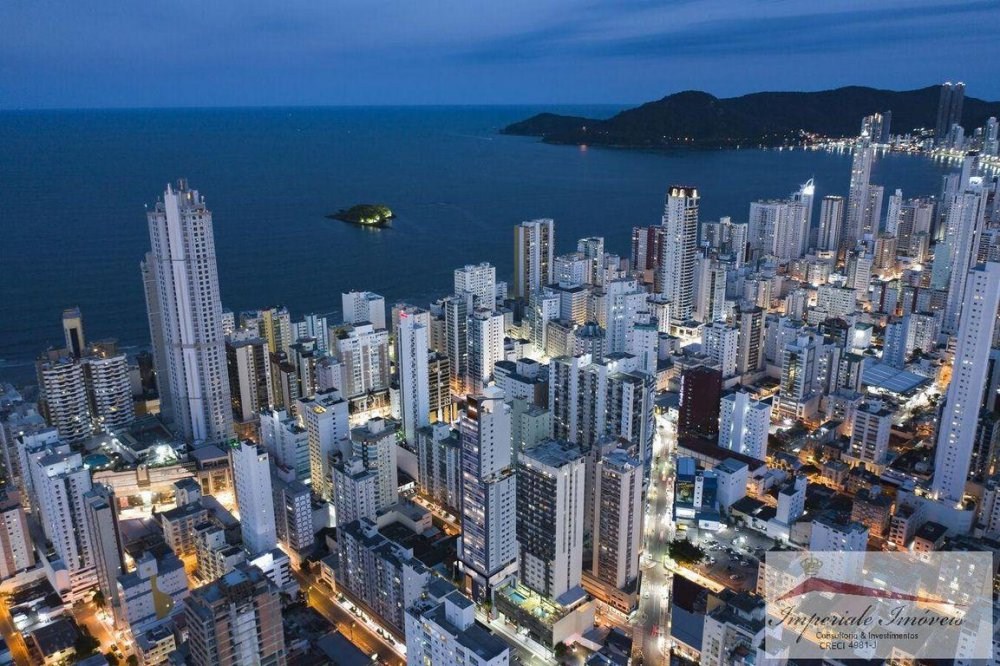 Apartamento de Luxo à venda no Centro de Balneário Camboriú-SC: 4 quartos, 4 suítes, 2 salas, 6 banheiros, 3 vagas, 143m².