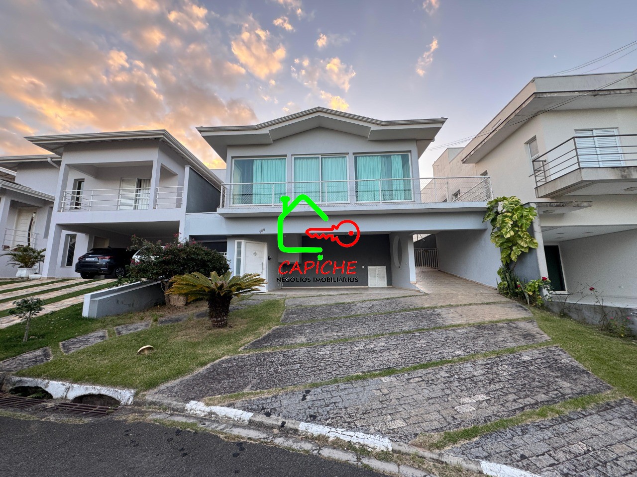 Casa de Condomínio para alugar com 4 quartos, 310m² - Foto 1