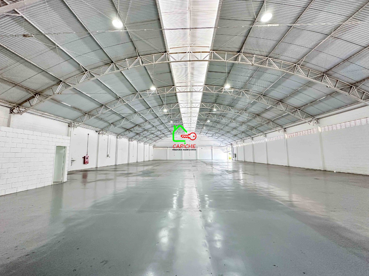 Depósito-Galpão-Armazém para alugar, 1400m² - Foto 1