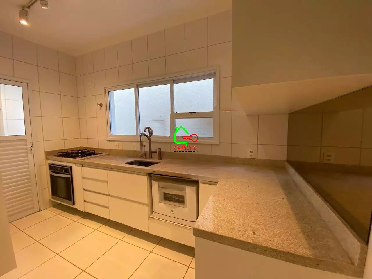 Casa de Condomínio para alugar com 3 quartos, 191m² - Foto 4