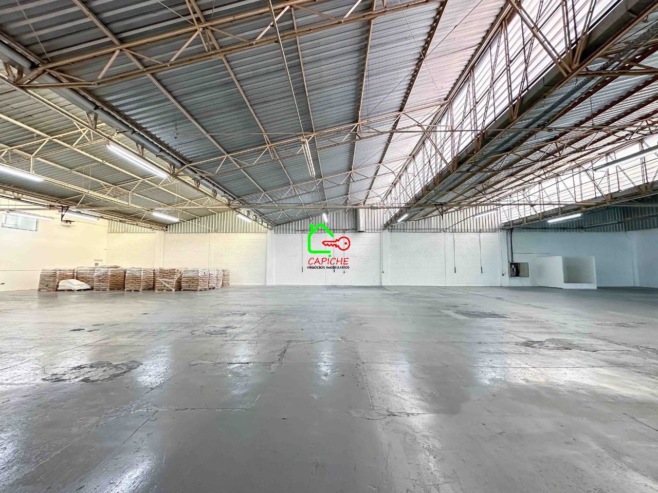 Depósito-Galpão-Armazém para alugar, 1400m² - Foto 1