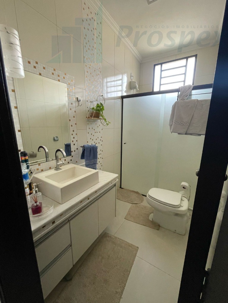 Imperdível! Casa à venda em Catanduva-SP, Jardim Caparroz: 3 quartos, 1 suíte, 3 salas, 2 vagas, 260m² de área.