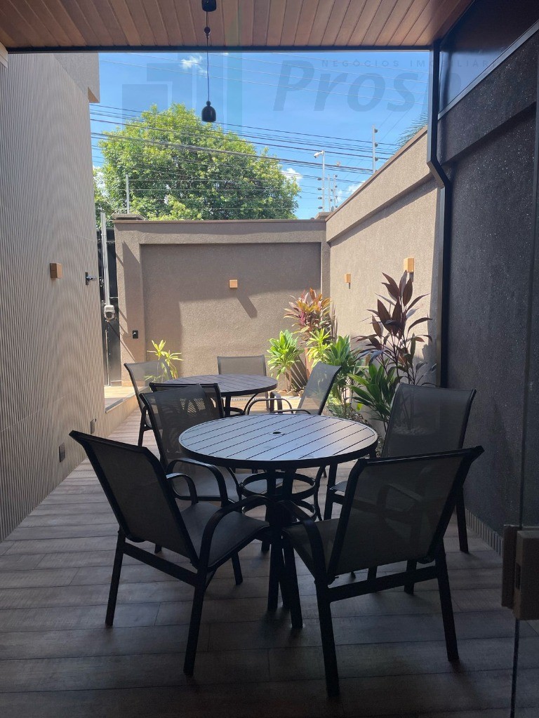 Imperdível! Casa à venda em Catanduva-SP, Jardim Caparroz: 3 quartos, 1 suíte, 3 salas, 2 vagas, 260m² de área.