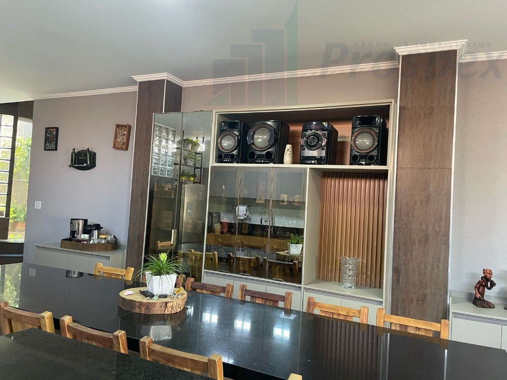 Imperdível! Casa à venda em Catanduva-SP, Jardim Caparroz: 3 quartos, 1 suíte, 3 salas, 2 vagas, 260m² de área.