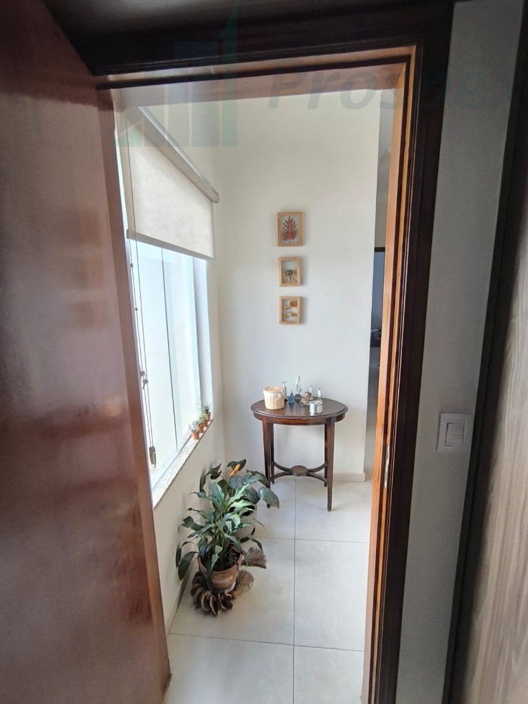 Imperdível casa à venda em Catanduva-SP, no Parque Residencial Agudo Romão II: 3 quartos, 1 suíte, 2 vagas de garagem, 165,60 m² de área.