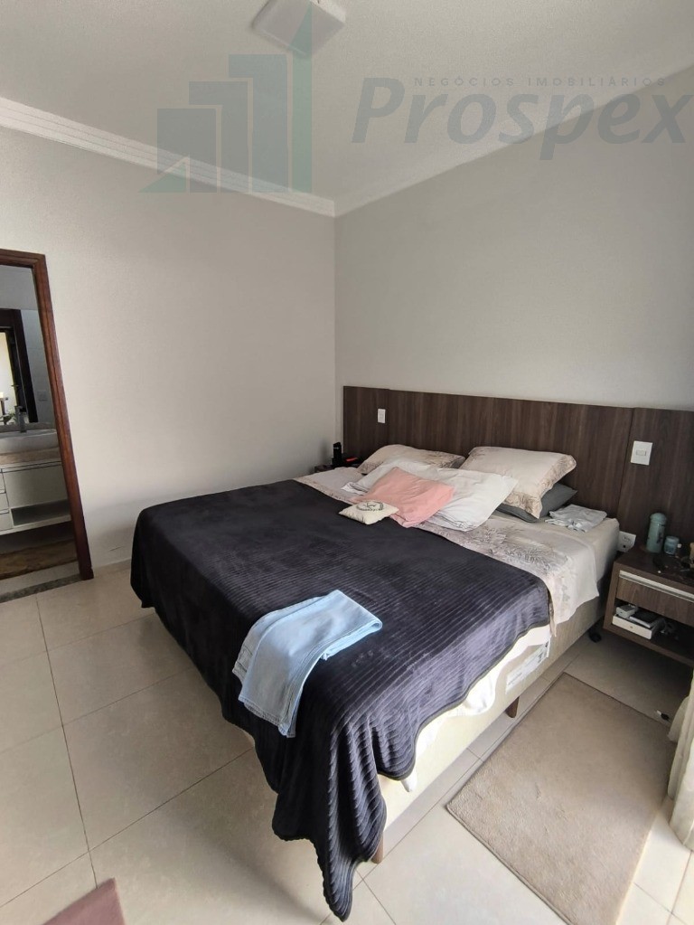 Imperdível casa à venda em Catanduva-SP, no Parque Residencial Agudo Romão II: 3 quartos, 1 suíte, 2 vagas de garagem, 165,60 m² de área.