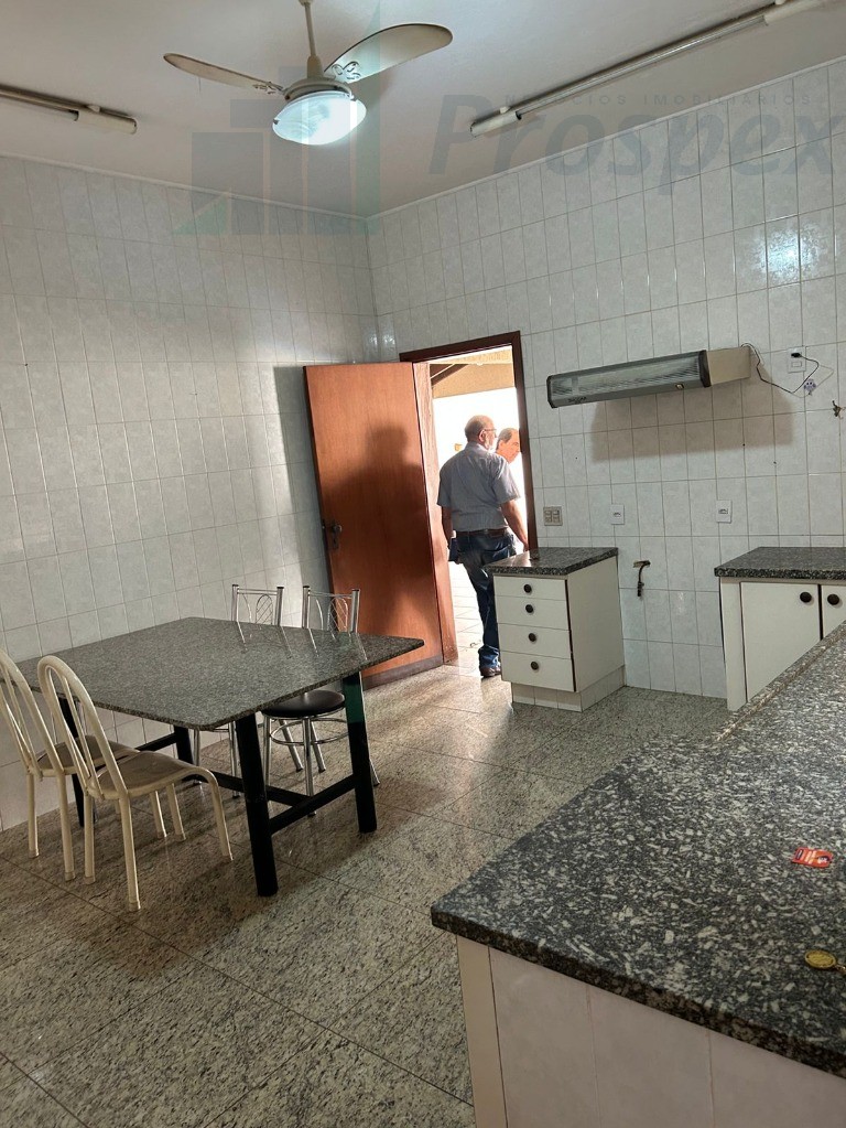 Imperdível: Casa à venda em Catanduva-SP, Parque Iracema, 4 quartos, 4 suítes, 292,95m² de área!
