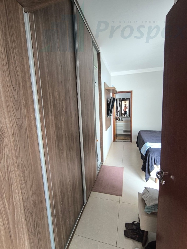 Imperdível casa à venda em Catanduva-SP, no Parque Residencial Agudo Romão II: 3 quartos, 1 suíte, 2 vagas de garagem, 165,60 m² de área.
