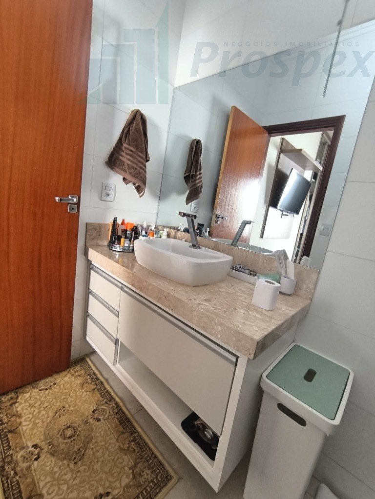 Imperdível casa à venda em Catanduva-SP, no Parque Residencial Agudo Romão II: 3 quartos, 1 suíte, 2 vagas de garagem, 165,60 m² de área.