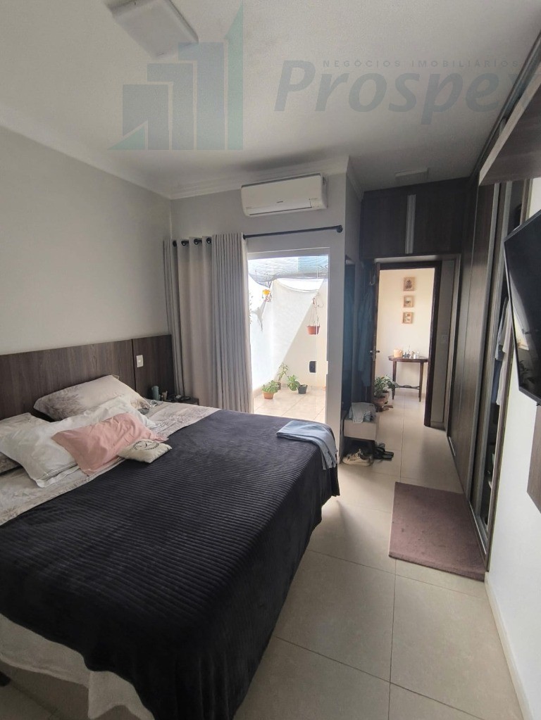 Imperdível casa à venda em Catanduva-SP, no Parque Residencial Agudo Romão II: 3 quartos, 1 suíte, 2 vagas de garagem, 165,60 m² de área.
