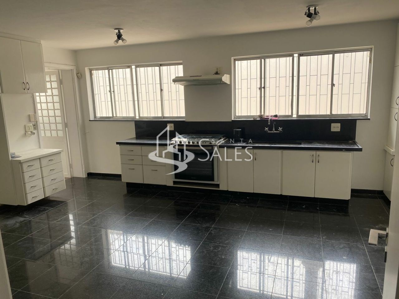 Casa para alugar com 4 quartos, 450m² - Foto 11