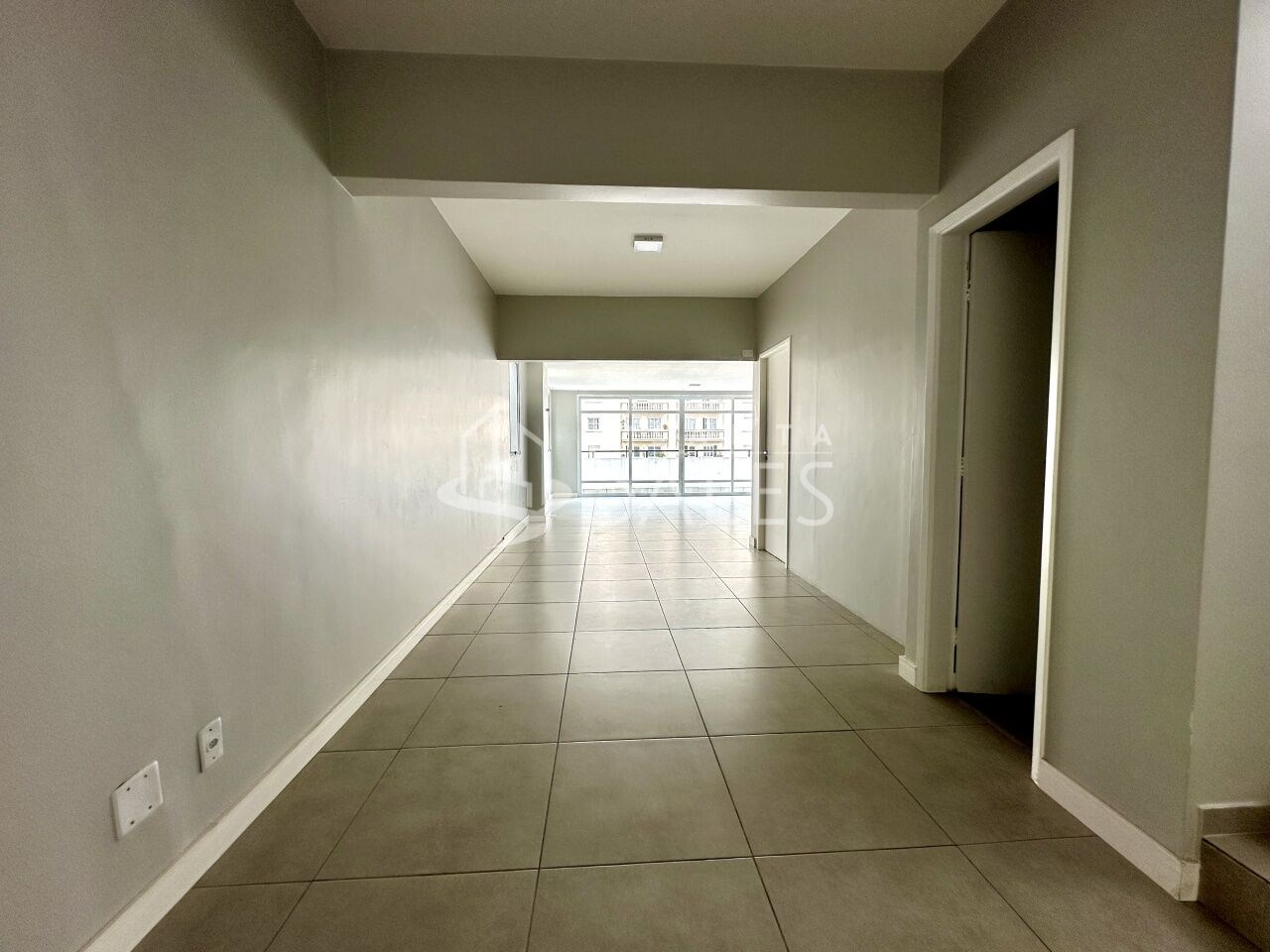 Apartamento para alugar com 3 quartos, 278m² - Foto 2