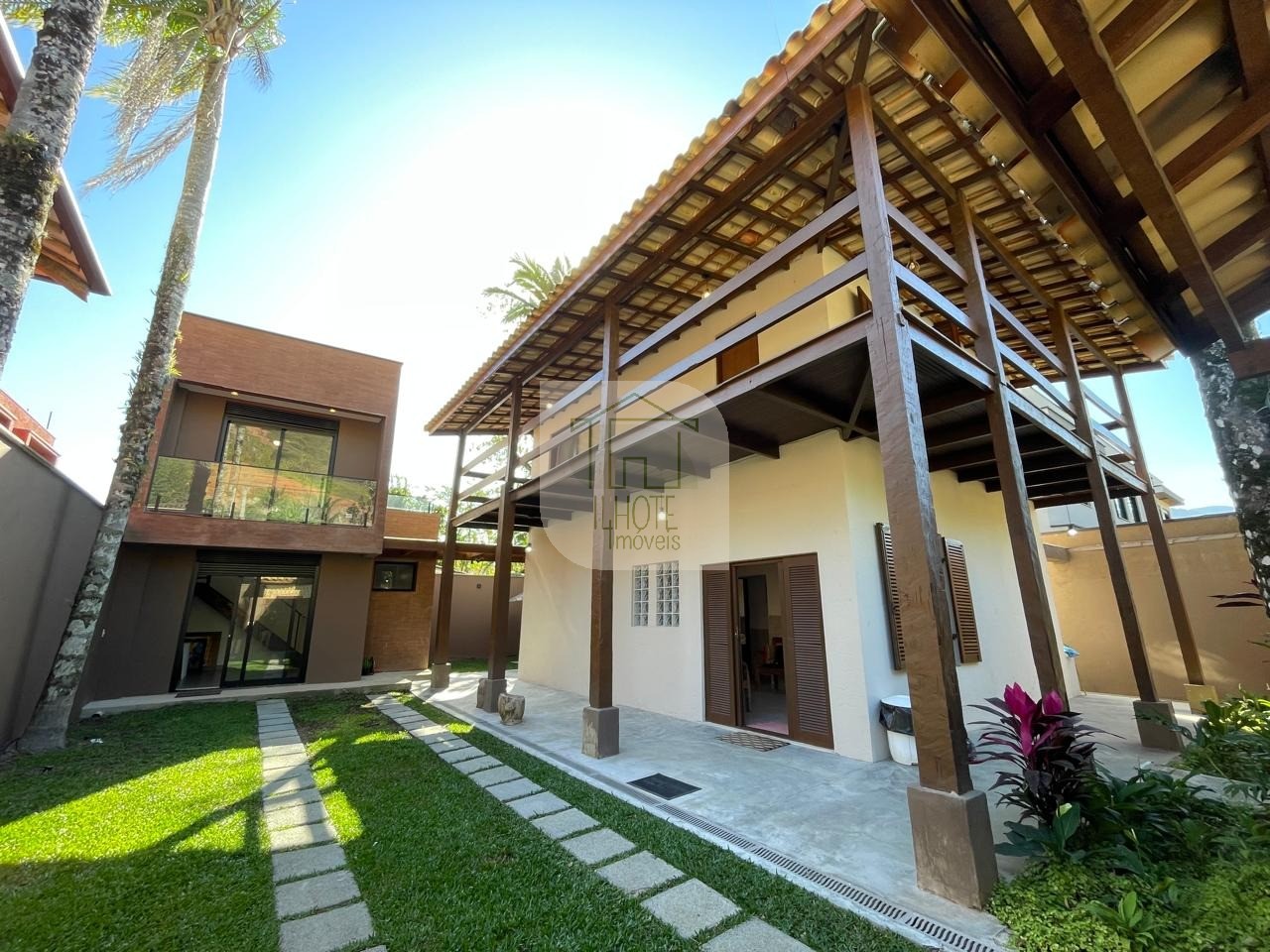 Casa à venda e aluguel com 3 quartos, 270m² - Foto 1