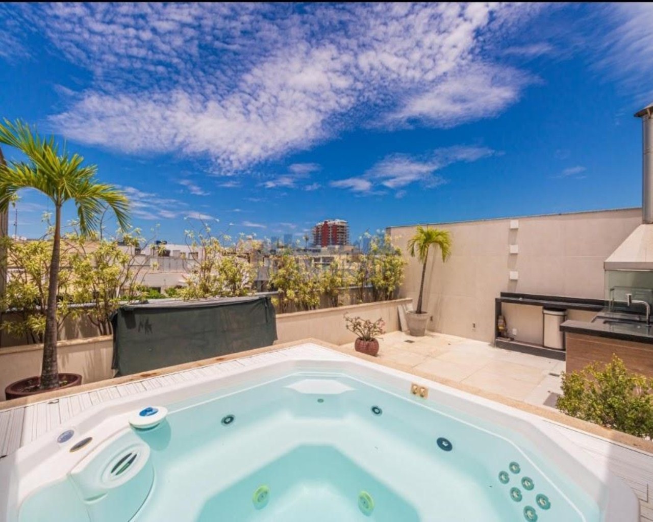 Cobertura espetacular no Jardim Oceânico com 4 suites piscina e próximo da praia