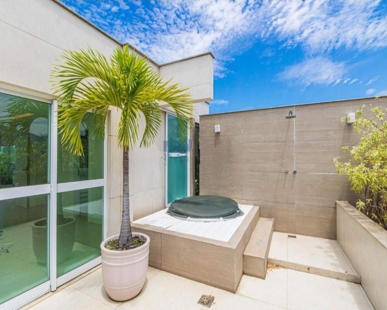 Cobertura espetacular no Jardim Oceânico com 4 suites piscina e próximo da praia