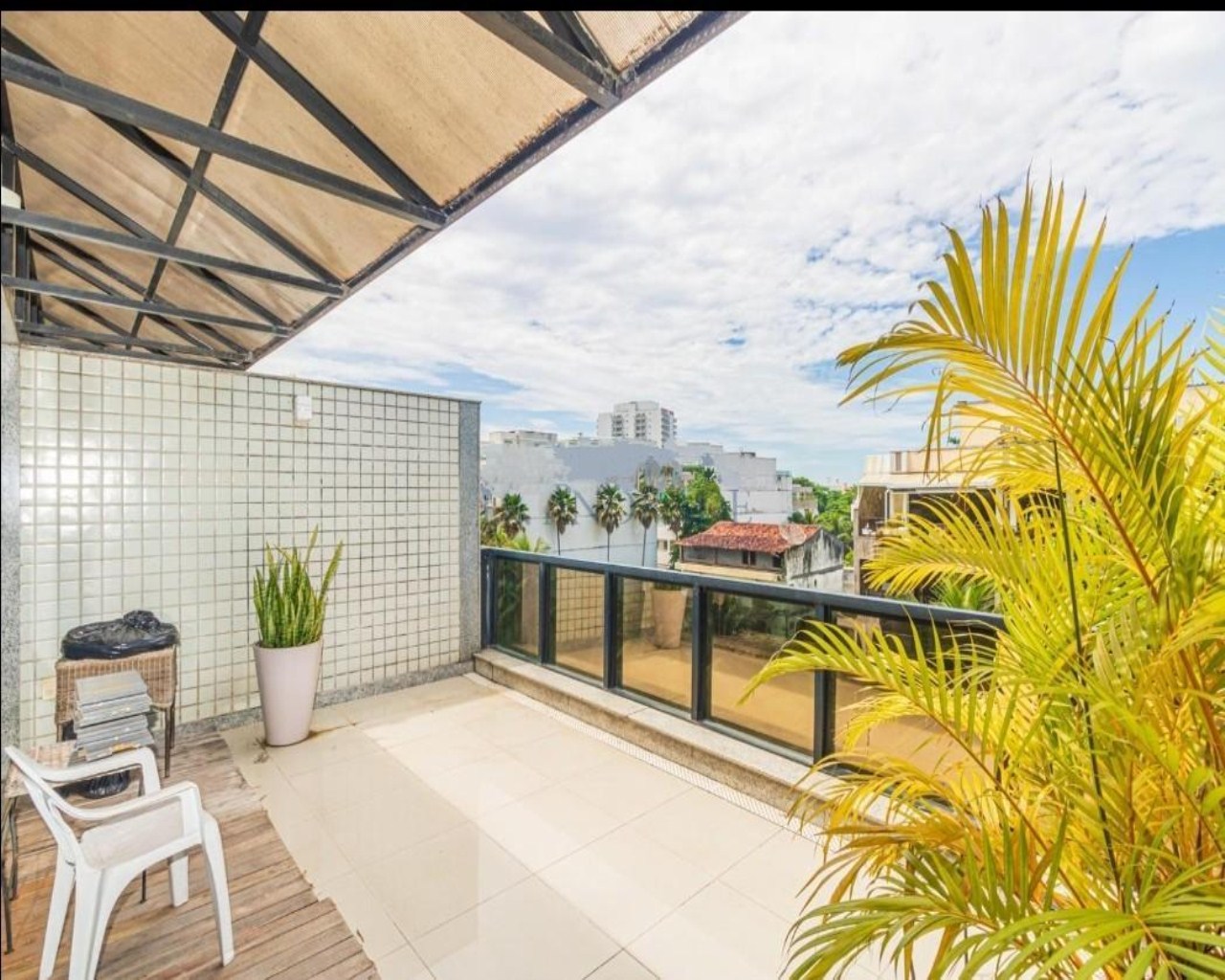 Cobertura espetacular no Jardim Oceânico com 4 suites piscina e próximo da praia