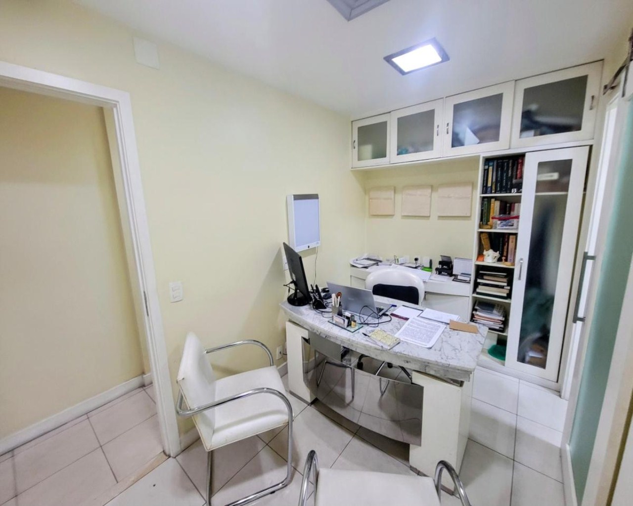 Conjunto de salas no coração do rio 113m2 . Ideal para profi
