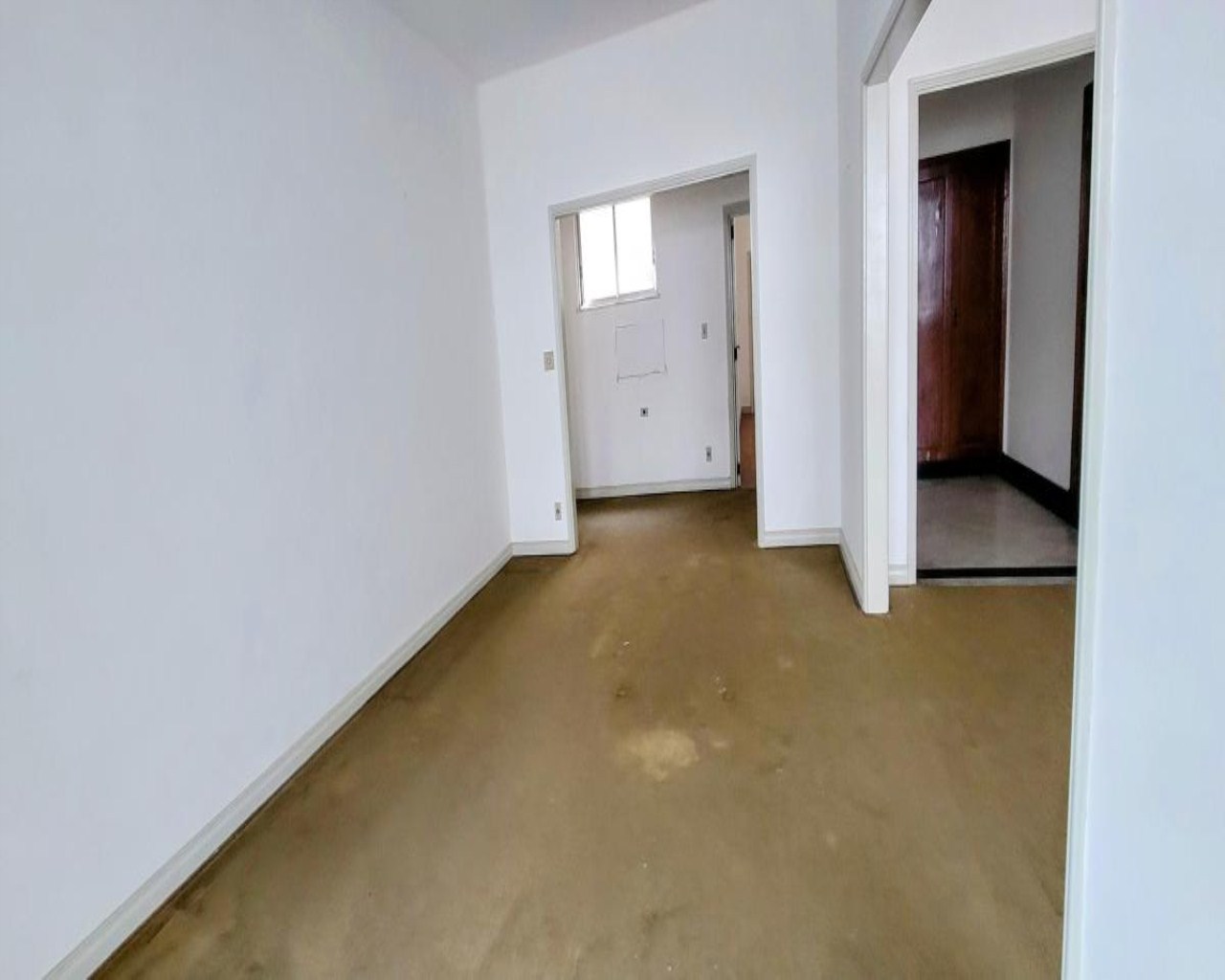 Apartamento amplo com varanda e 4 quartos em copacabana