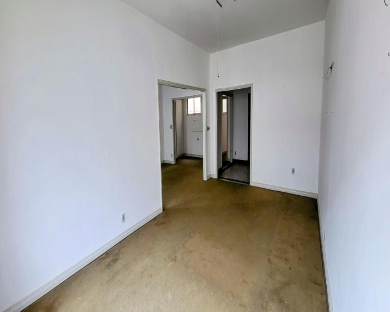Apartamento amplo com varanda e 4 quartos em copacabana
