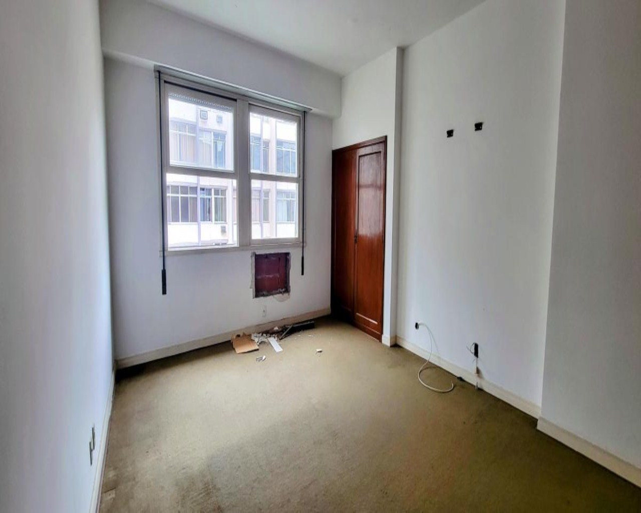 Apartamento amplo com varanda e 4 quartos em copacabana