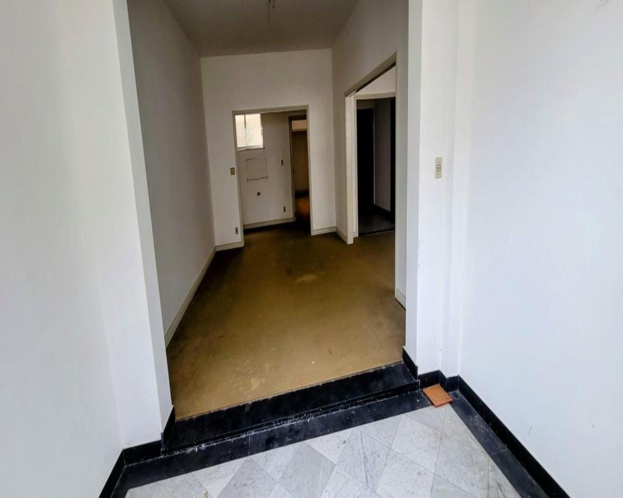 Apartamento amplo com varanda e 4 quartos em copacabana