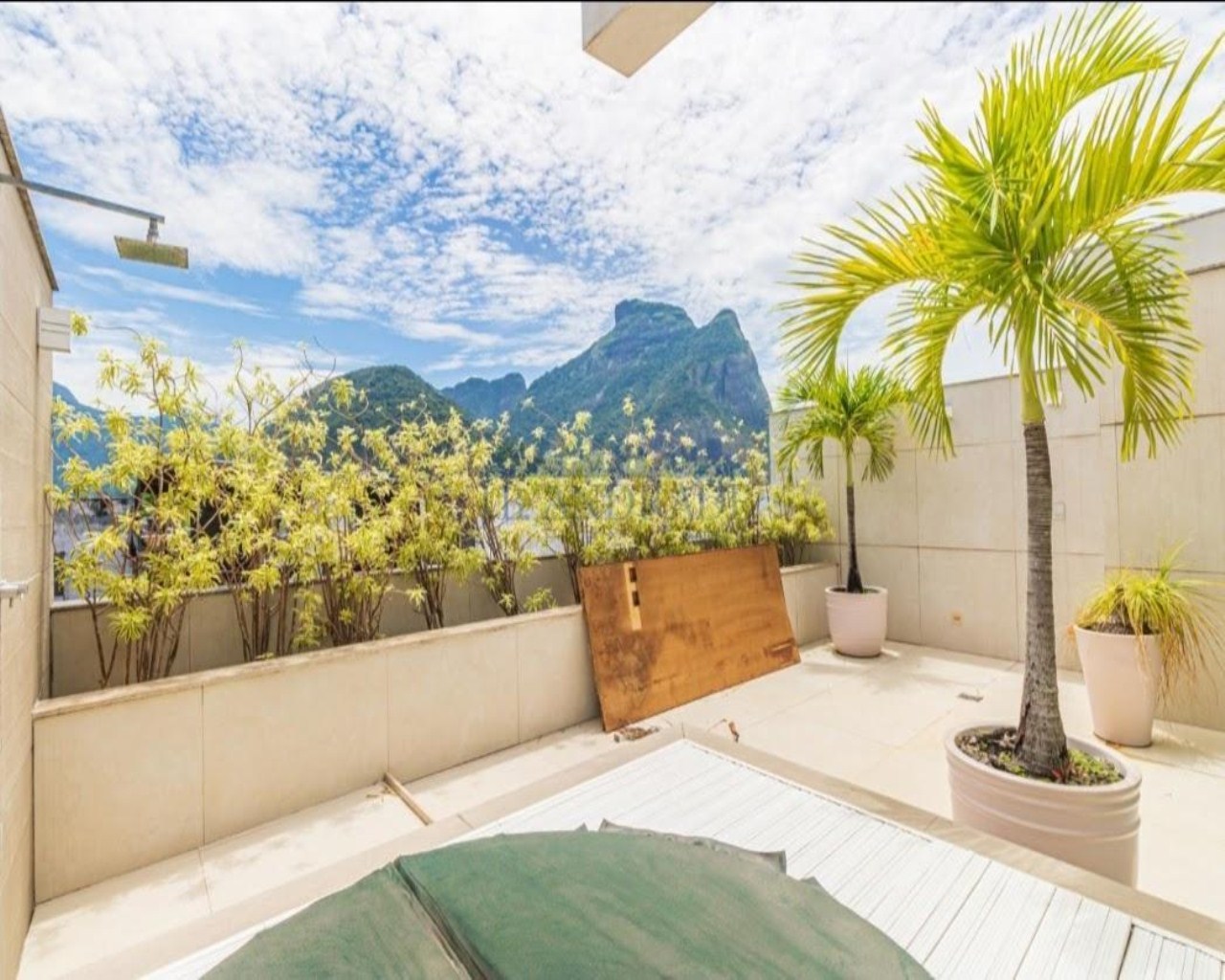 Cobertura espetacular no Jardim Oceânico com 4 suites piscina e próximo da praia