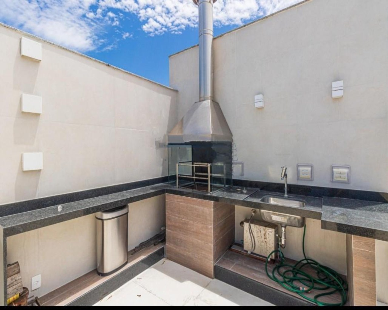Cobertura espetacular no Jardim Oceânico com 4 suites piscina e próximo da praia